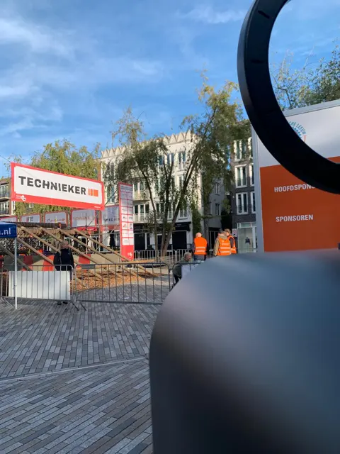 Photobooth bij een buitenevenement met bedrijfspaviljoens