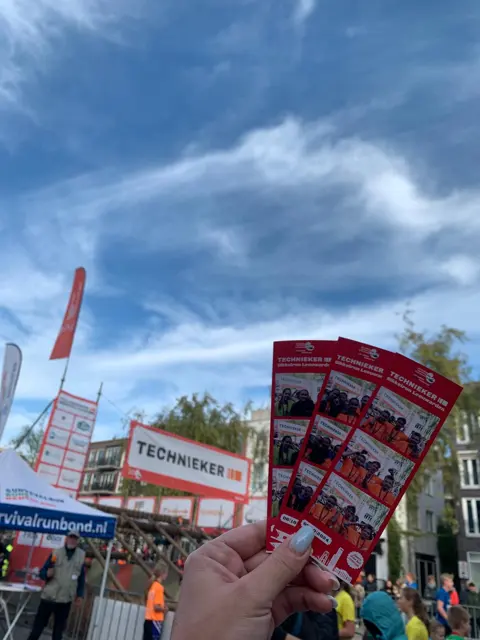 Geprinte fotostrips bij een zakelijk buitenevenement