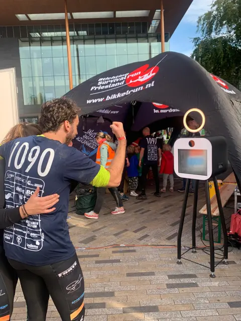Gasten bij de photobooth tijdens een feestelijk evenement