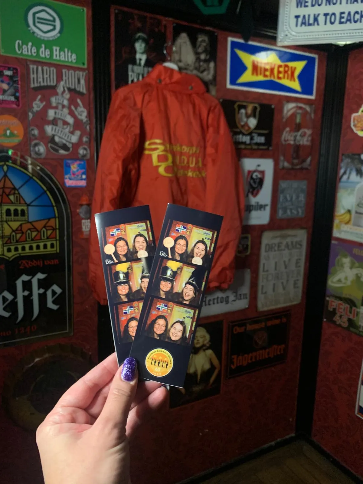 Kleurrijke fotostrips in de hand op een feestlocatie