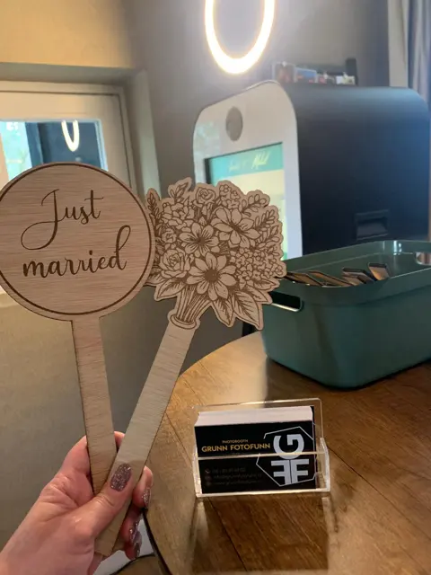 Houten photoboothprops voor een bruiloft