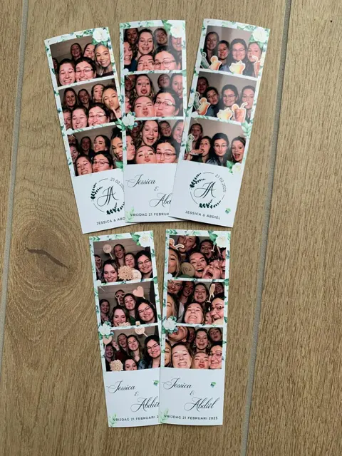 Geprinte fotostrips op een houten tafel