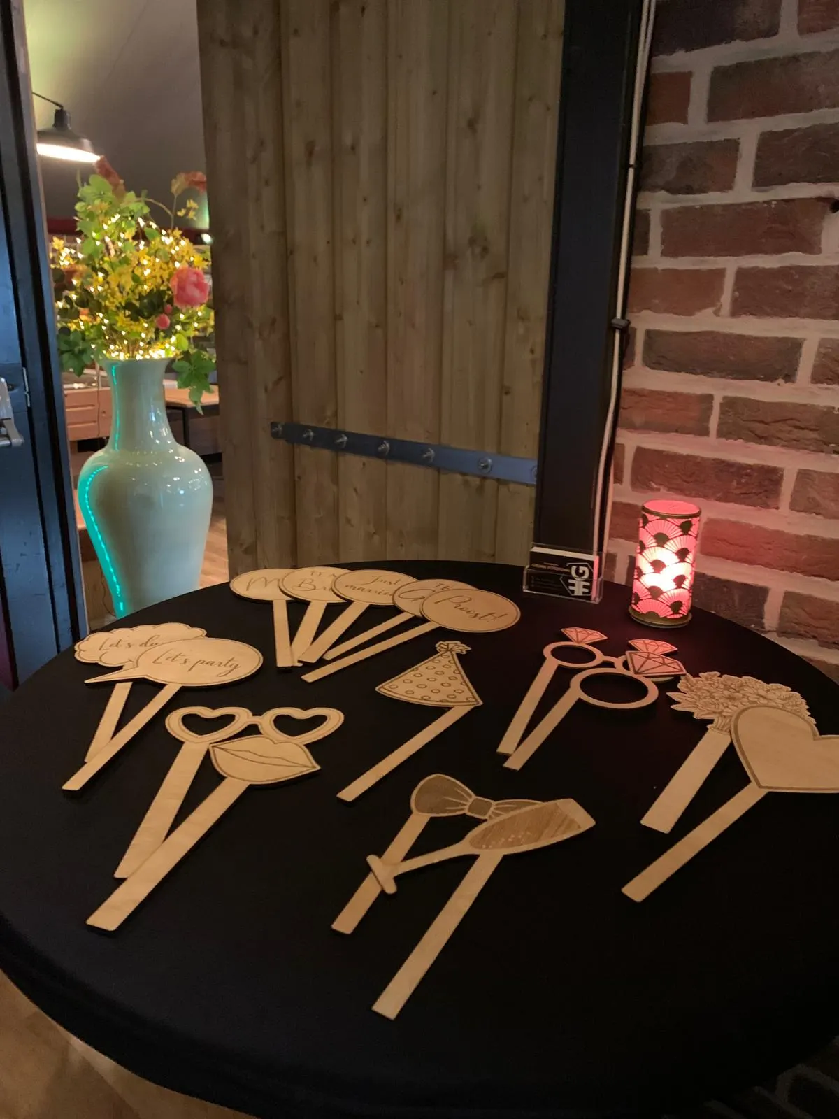 Houten props om mee te poseren bij de photobooth