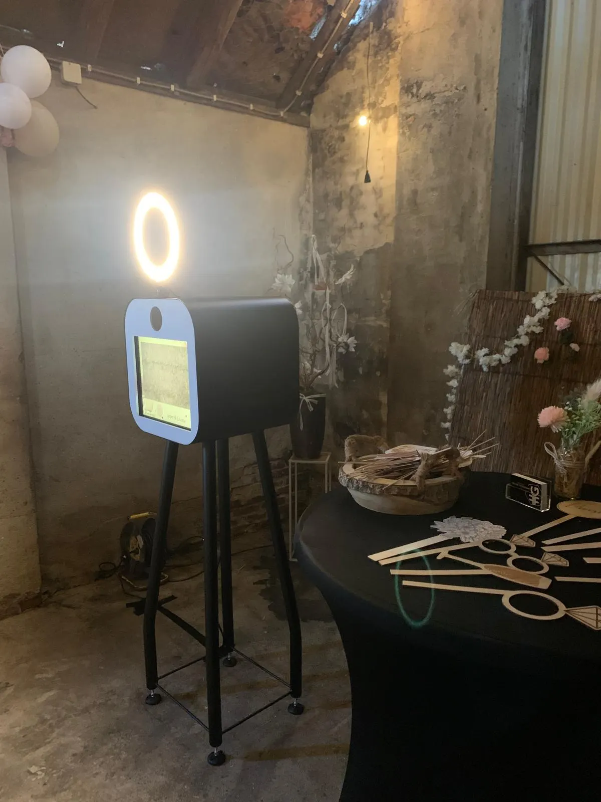 Photobooth met ringlicht op een sfeervolle locatie met houten balken en strobalen