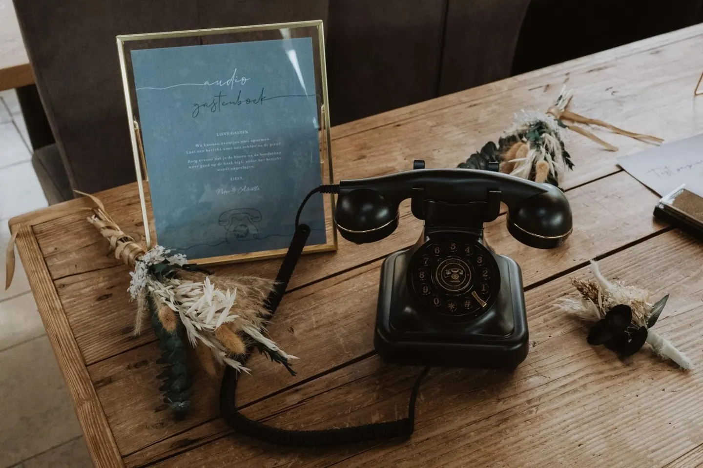 Audio-gastenboek met een vintage telefoon en bloemen