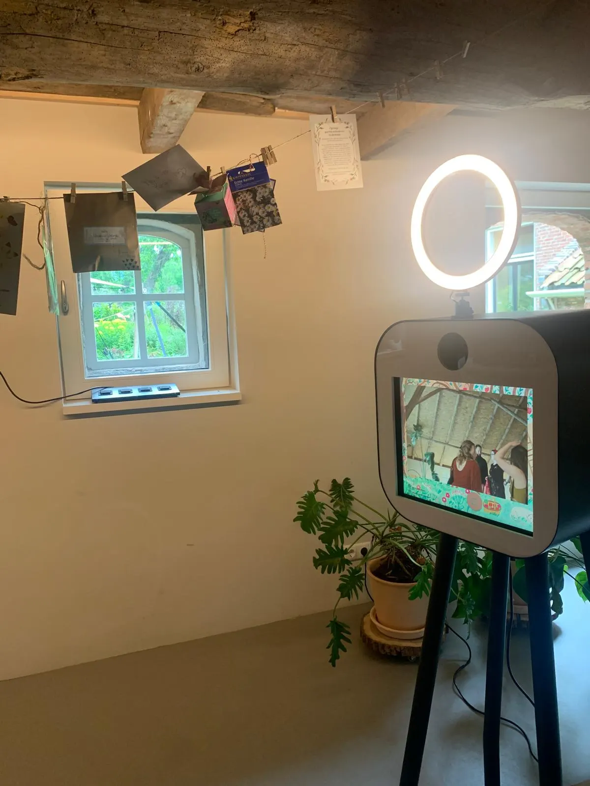 Photobooth met ringlicht in een ruimte met houten balken