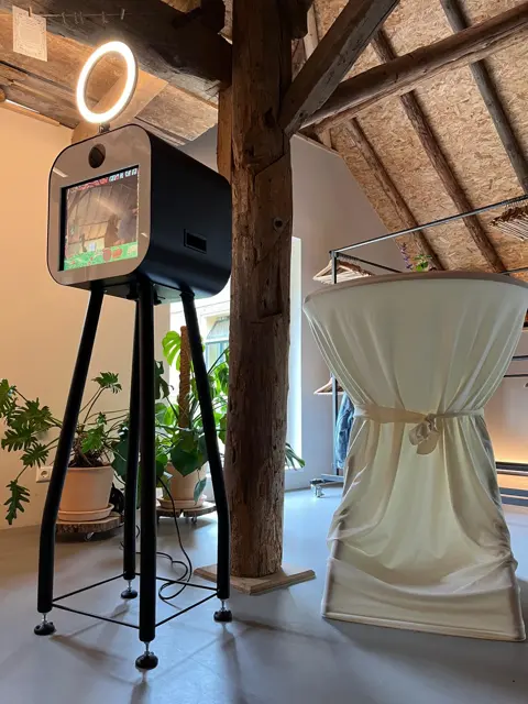 Photobooth met ringlicht onder houten balken op een feestlocatie