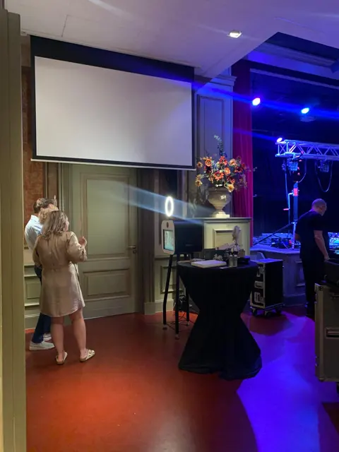 Gasten bij de photobooth tijdens een feestelijk evenement
