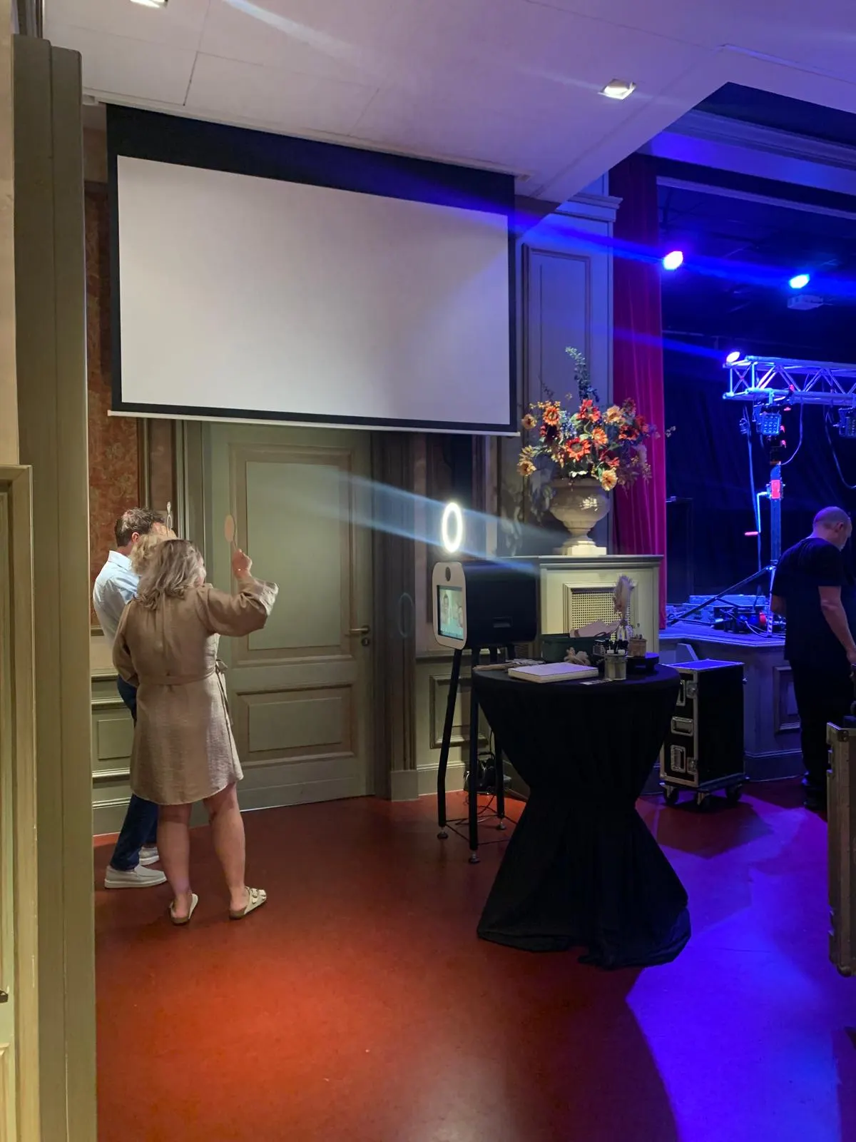 Gasten bij de photobooth tijdens een feestelijk evenement