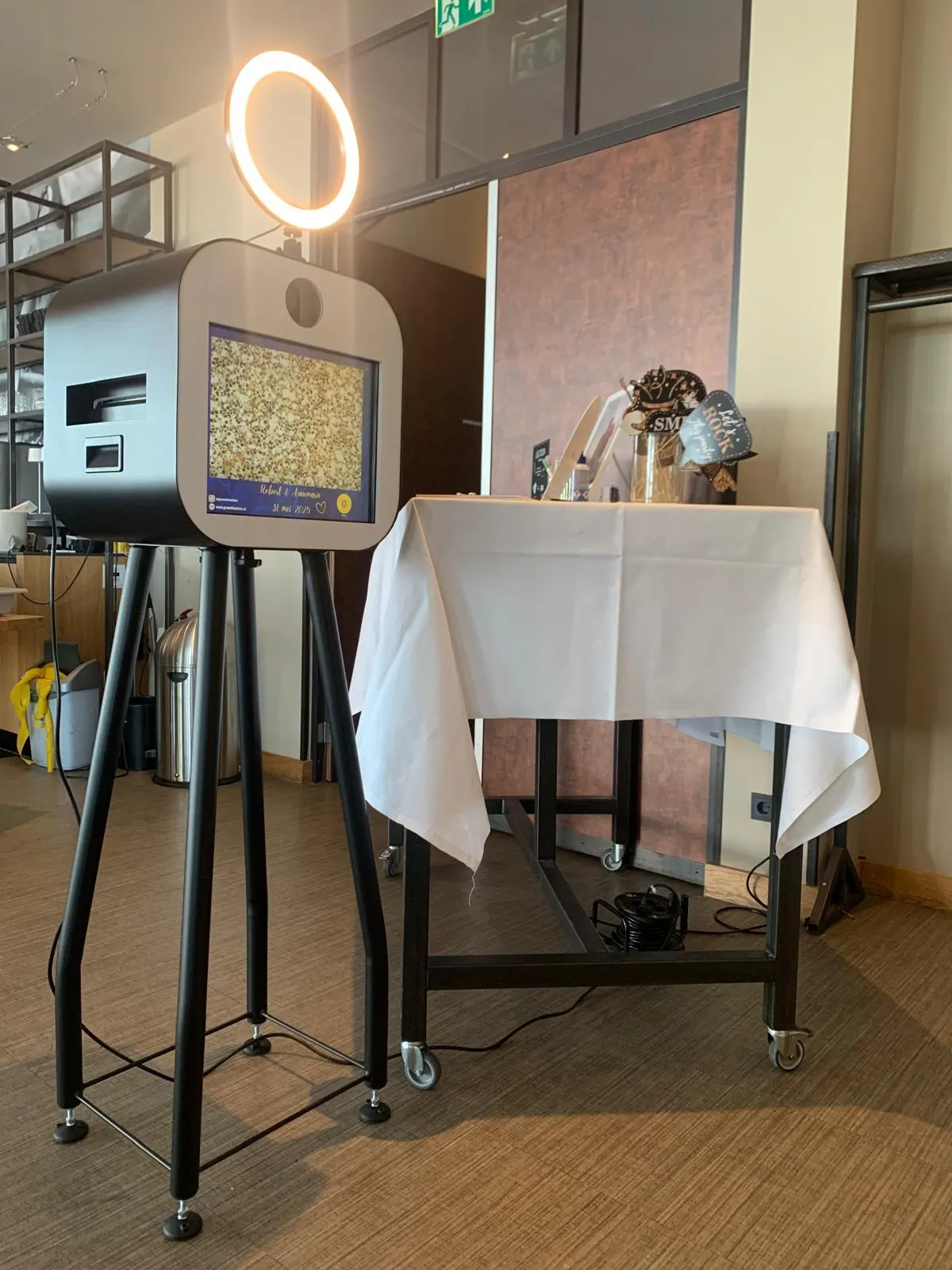 Photobooth met verlicht ringlicht op een lichte feestlocatie