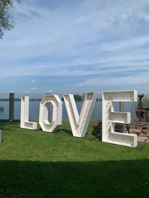 Grote LOVE-letters als aankleding van een feest