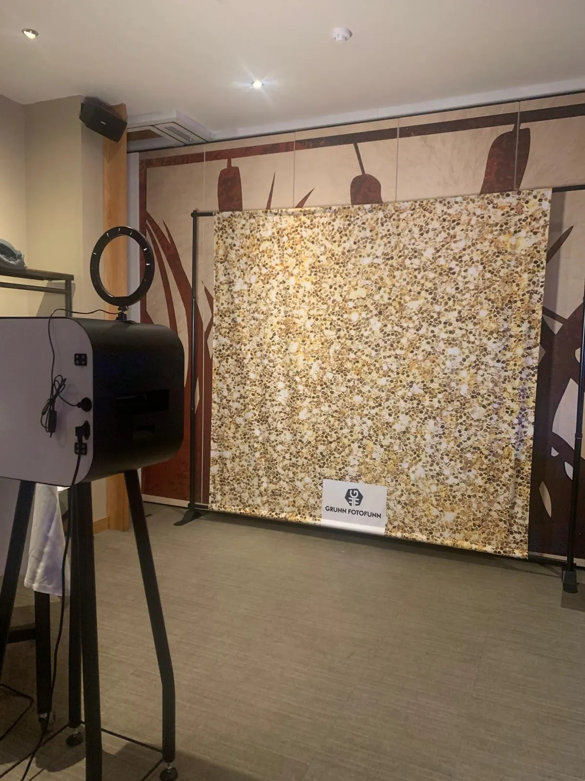 Photoboothopstelling met een feestelijke backdrop