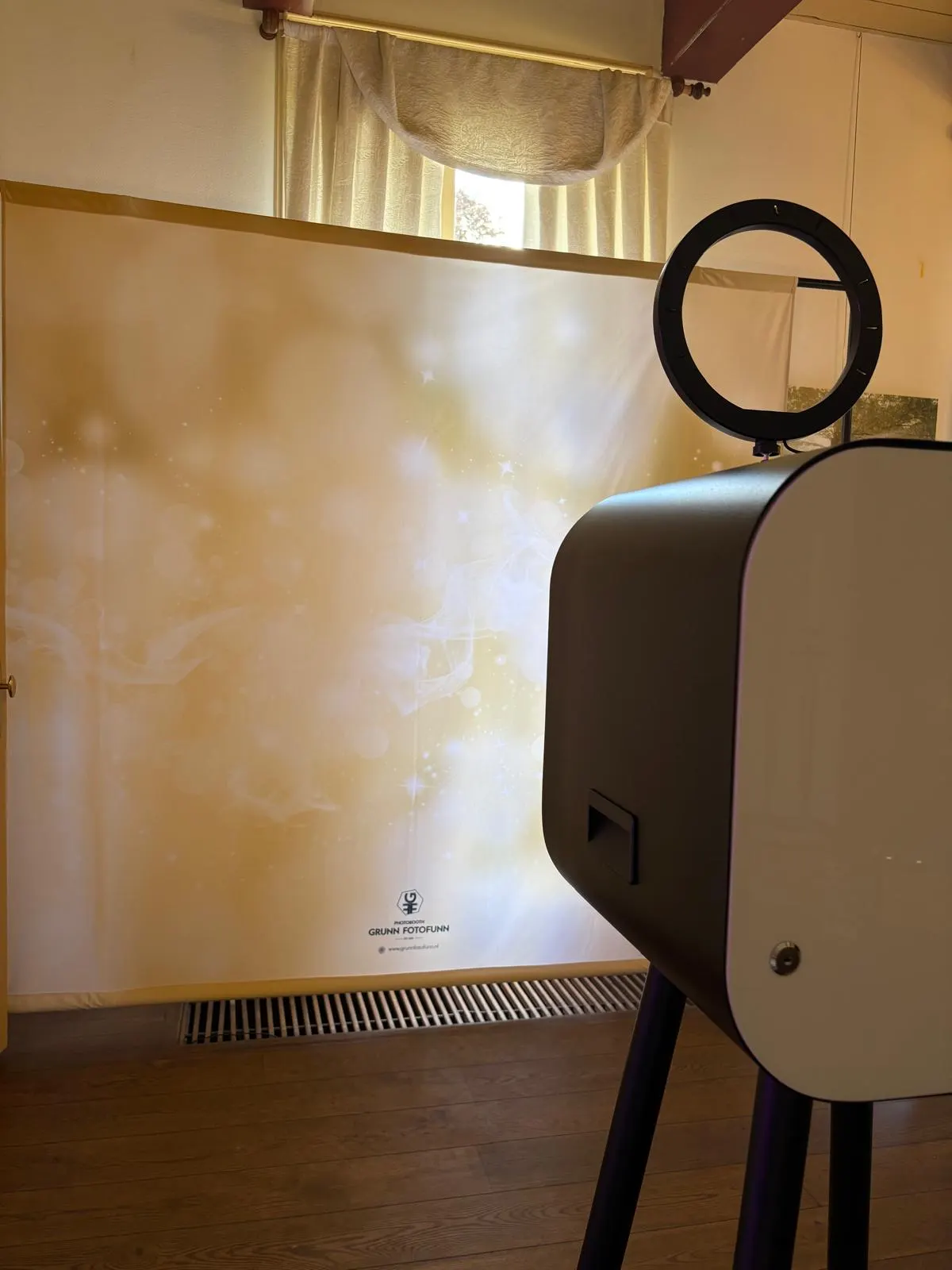 Photoboothopstelling met een feestelijke backdrop