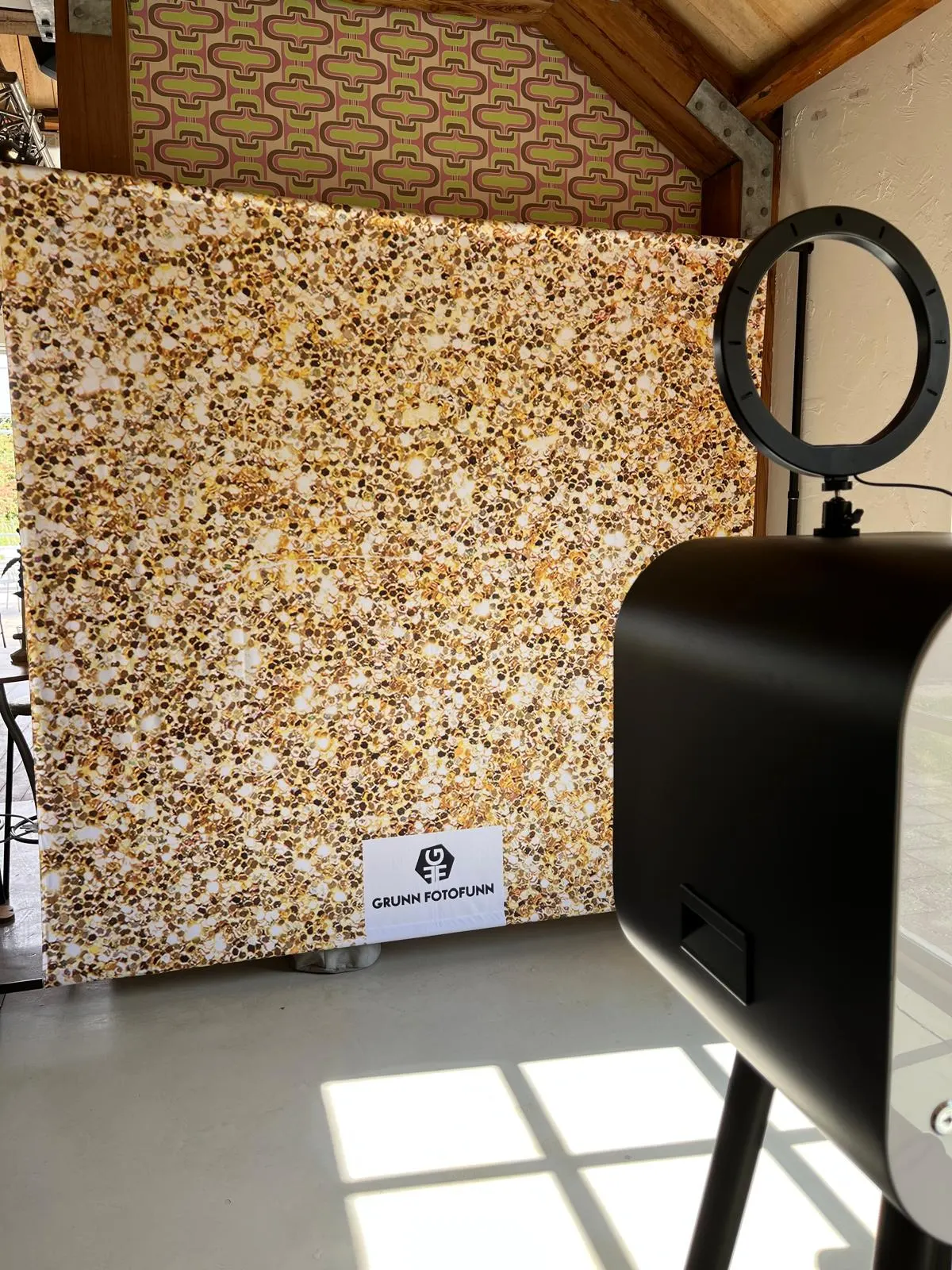 Photoboothopstelling met een feestelijke backdrop