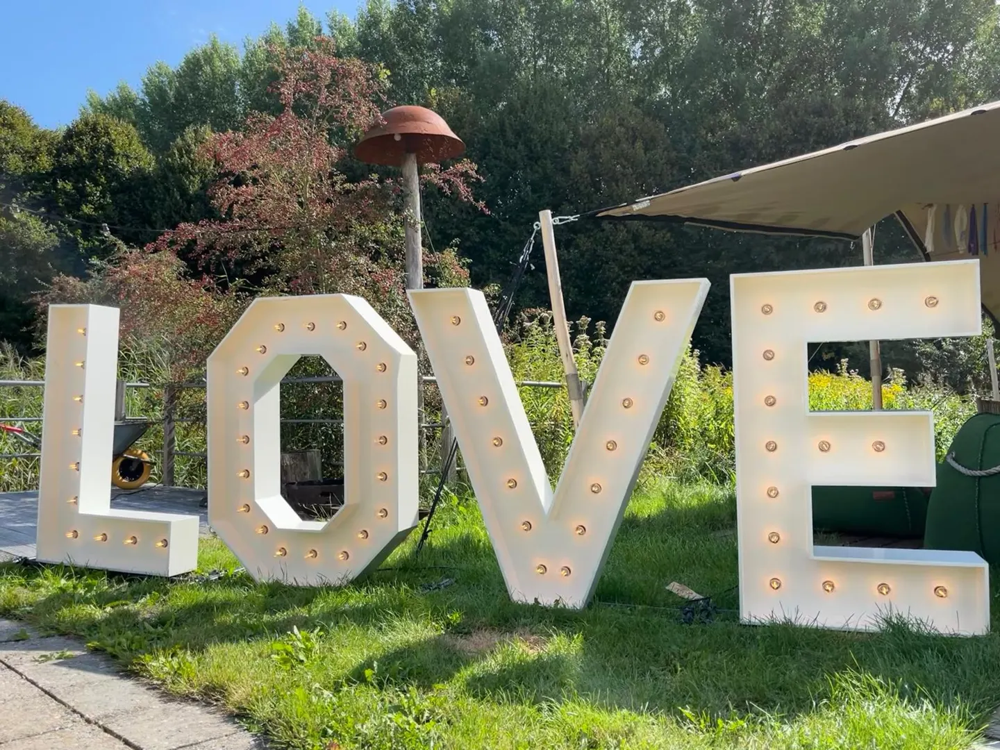 Grote LOVE-letters als aankleding van een feest