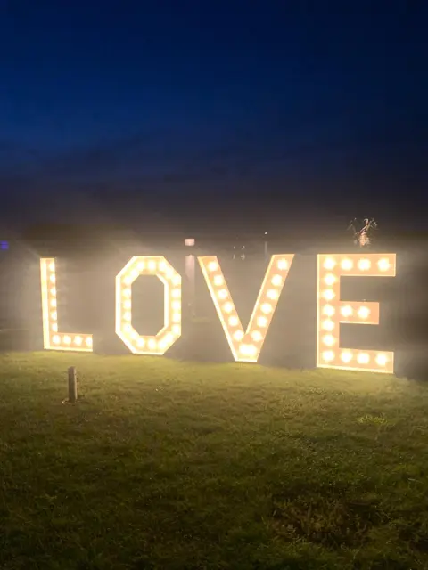 Grote LOVE-letters als aankleding van een feest
