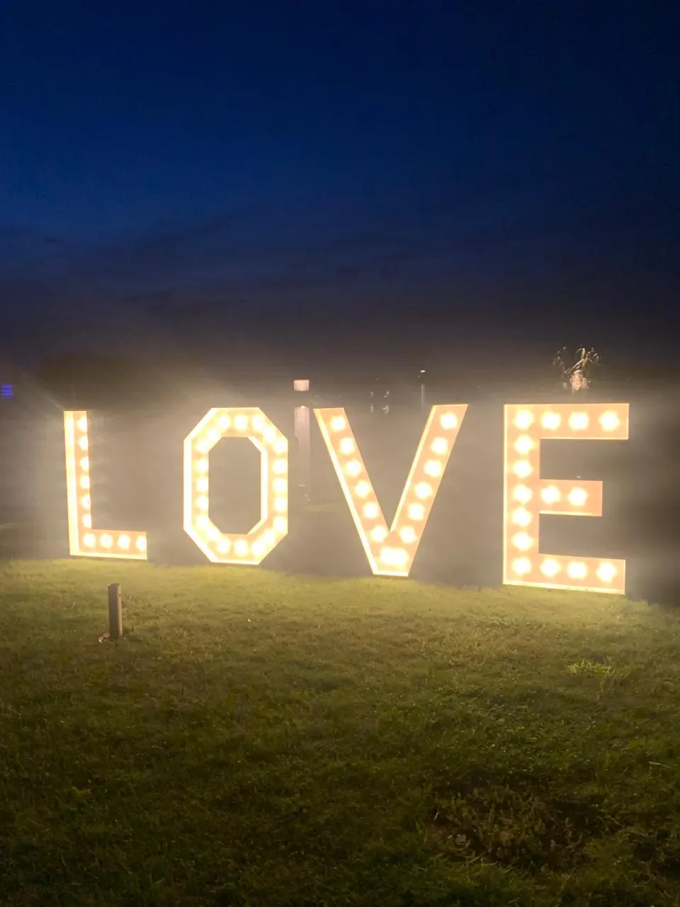 Grote LOVE-letters als aankleding van een feest