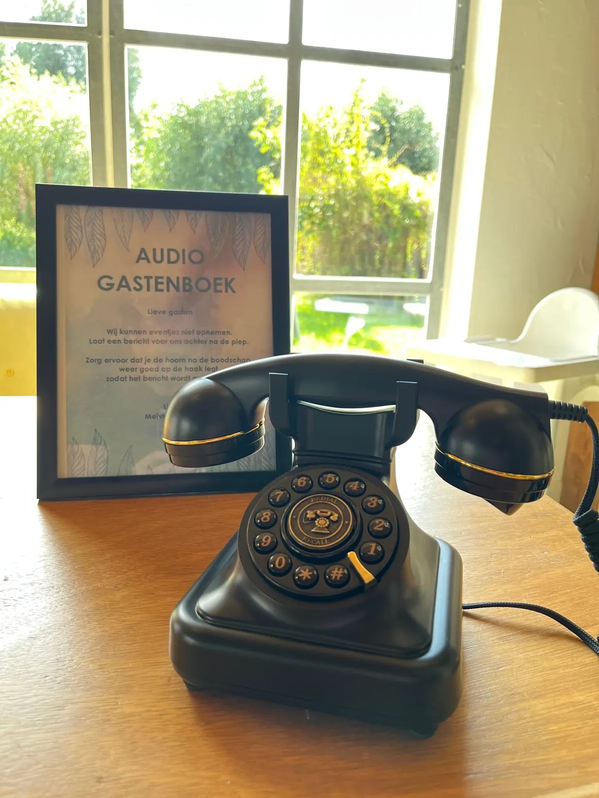 Zwarte vintage telefoon met uitleg voor het audio-gastenboek