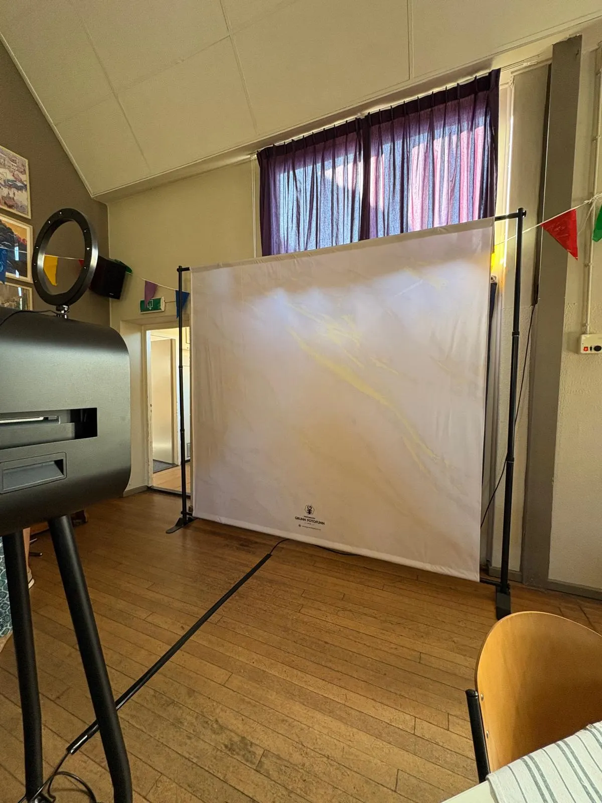 Photoboothopstelling met een feestelijke backdrop