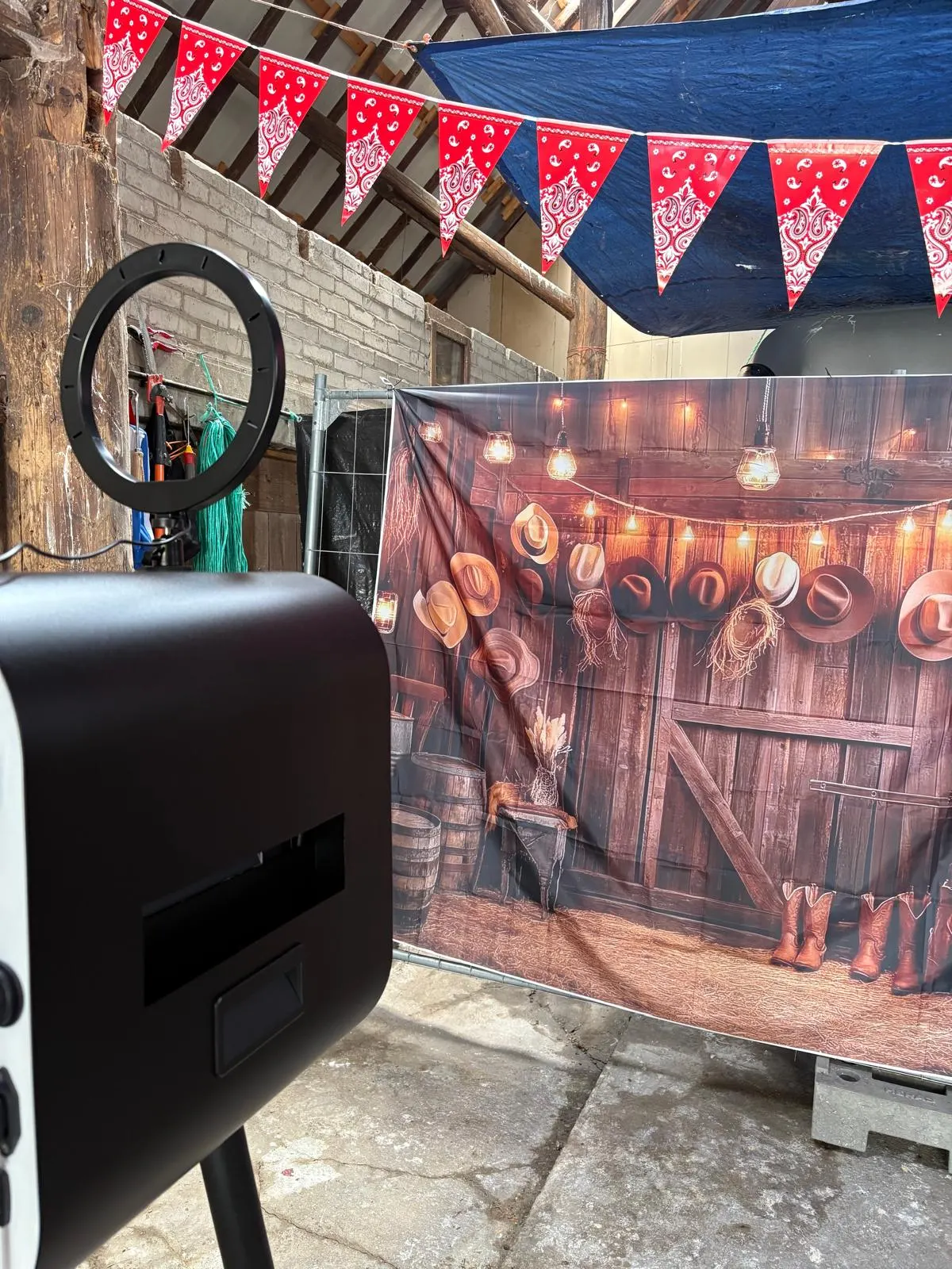 Photobooth bij een feestelijke backdrop met slingers