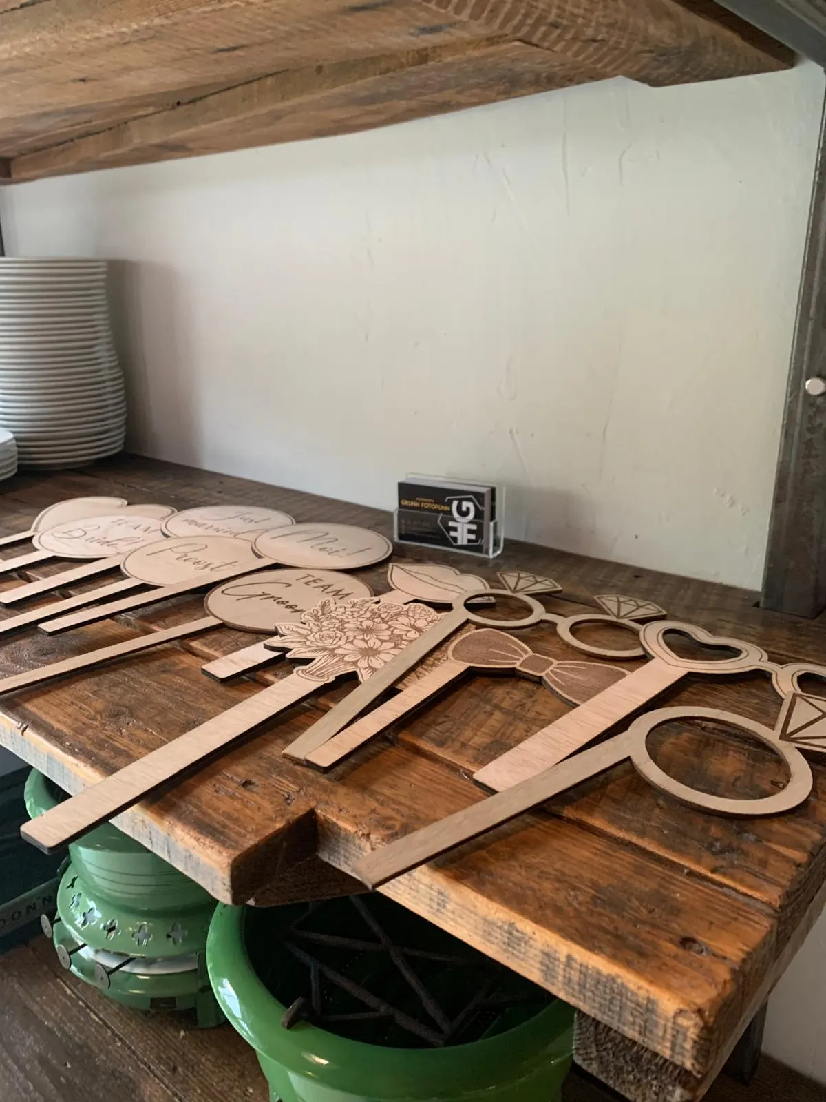 Zelfontworpen houten photoboothprops op een werkbank