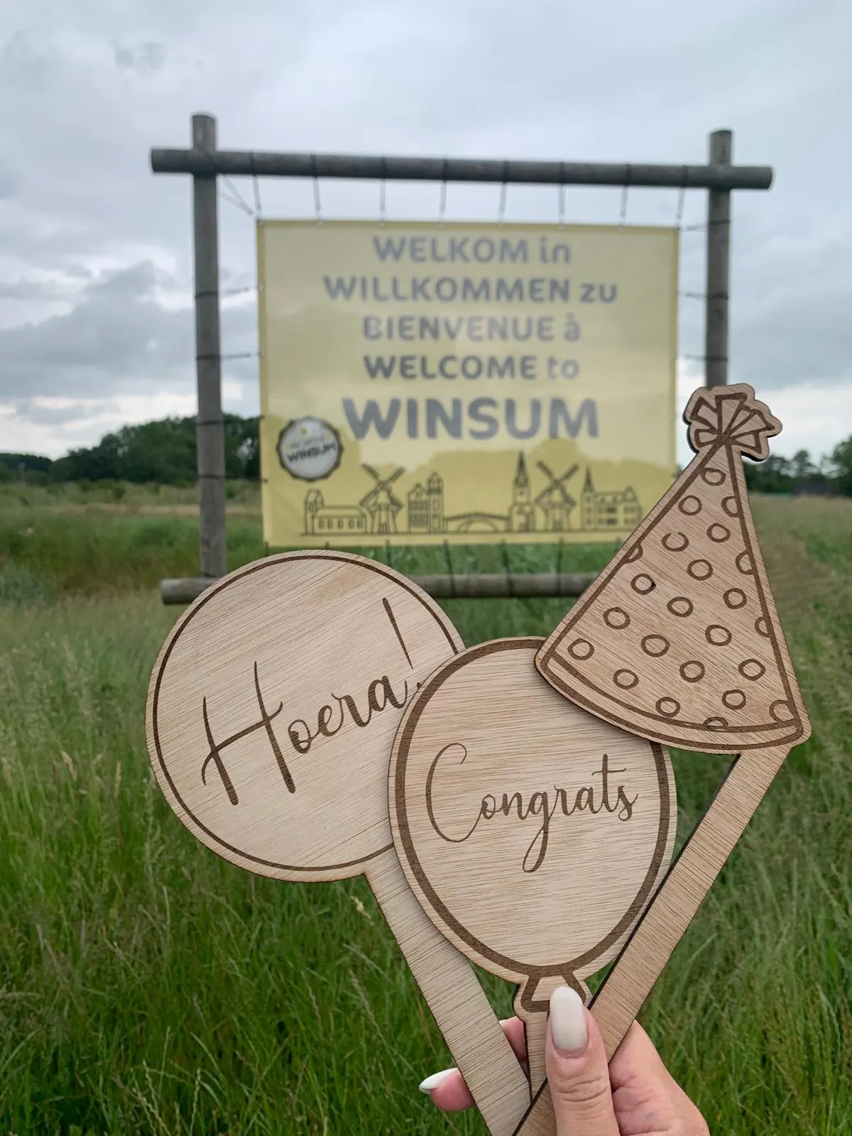 Houten feestprops bij het welkomstbord van Winsum