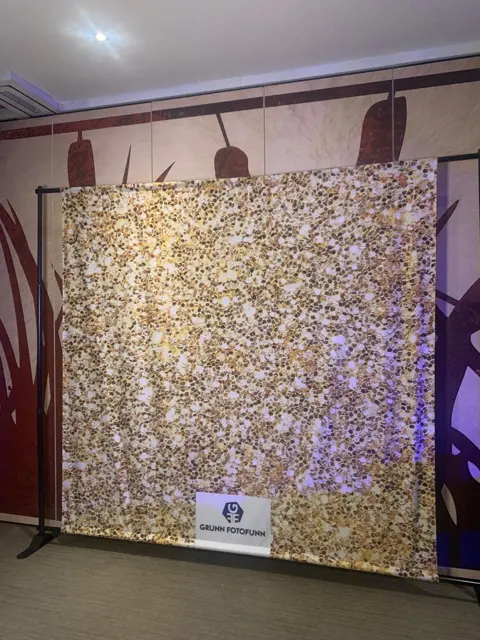 Goudkleurige backdrop voor de photobooth