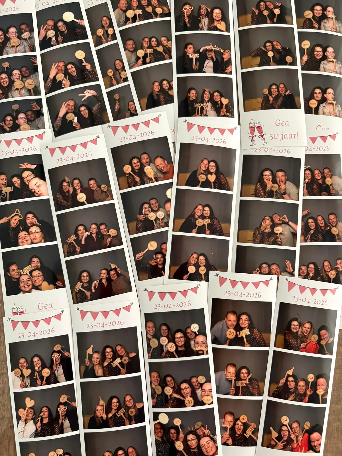 Een verzameling persoonlijke fotostrips met feestgasten