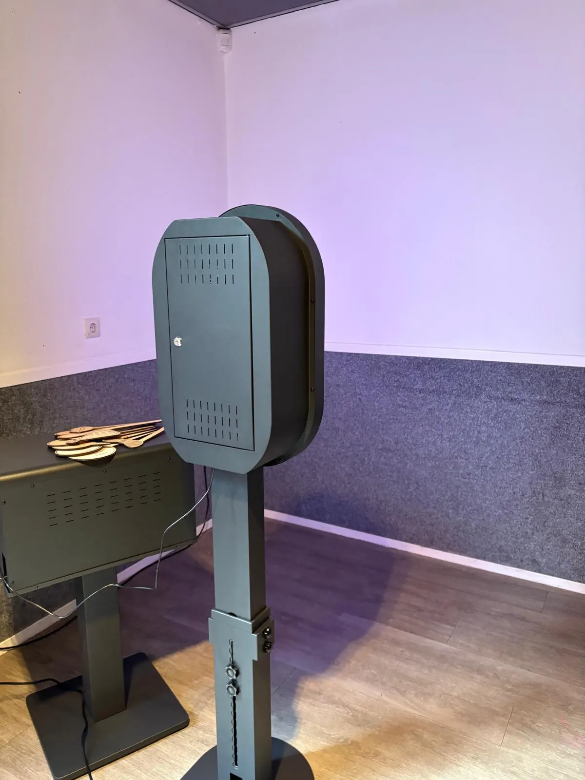 Staande photobooth met ringverlichting op een evenement
