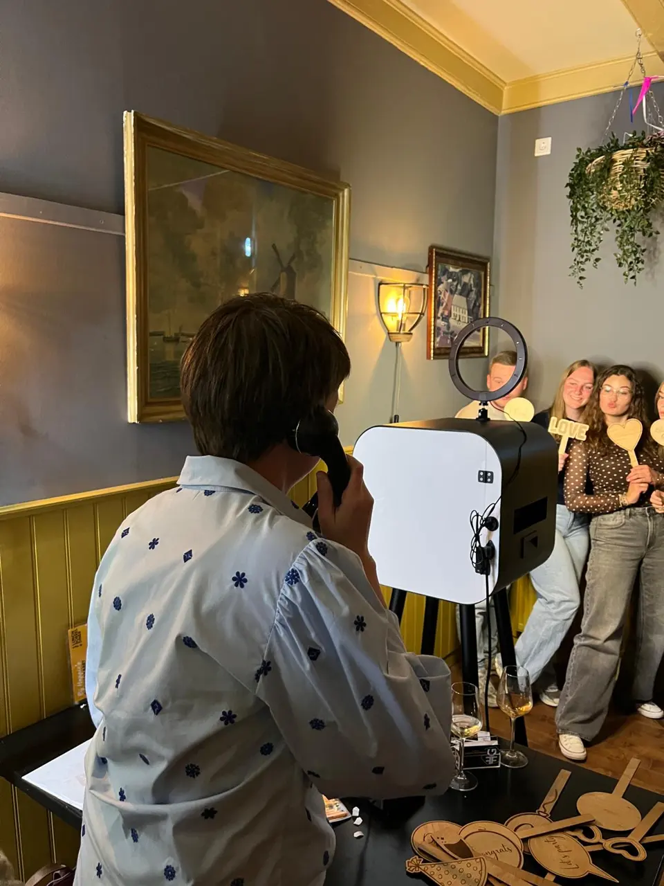 Gasten bij de photobooth tijdens een feestelijk evenement