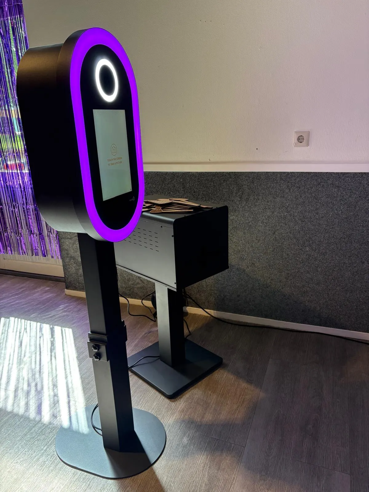 Staande photobooth met ringverlichting op een evenement