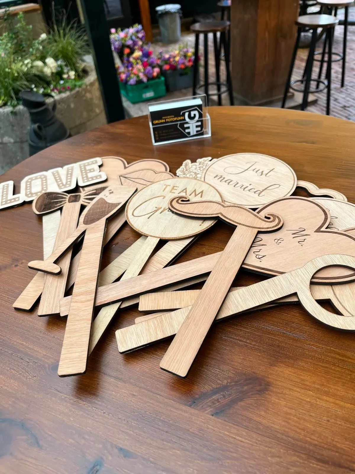 Houten photoboothprops op een ronde tafel