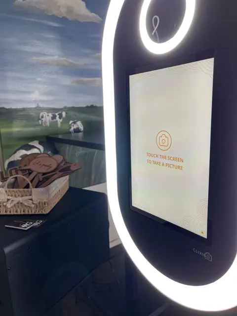 Staande photobooth met ringverlichting op een evenement