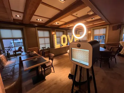 Photobooth en verlichte LOVE-letters op een sfeervolle feestlocatie