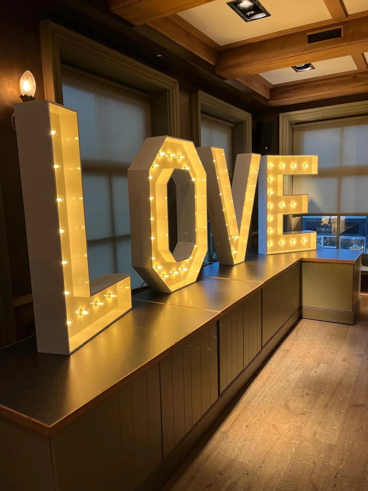 Grote LOVE-letters als aankleding van een feest
