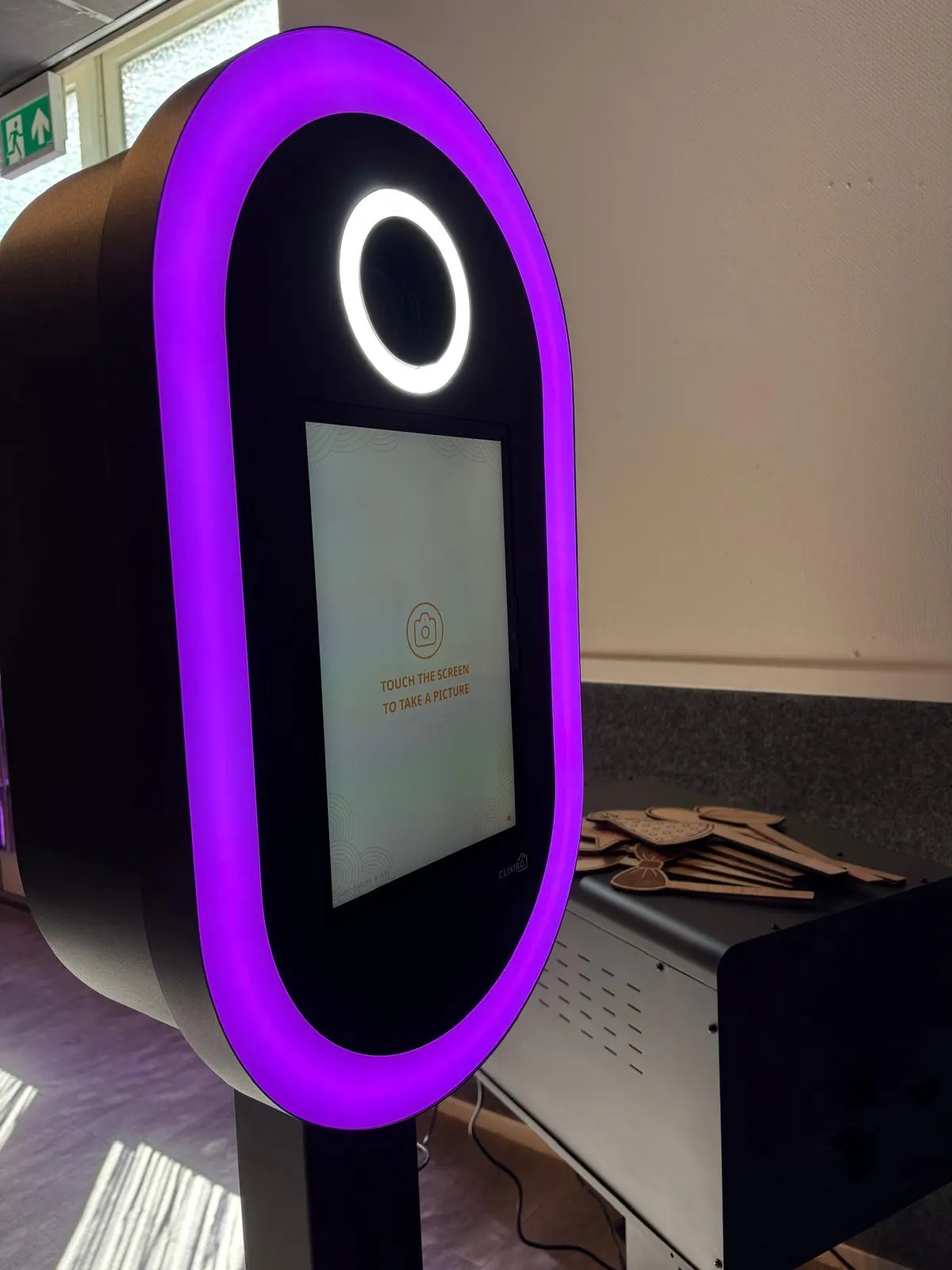 Staande photobooth met ringverlichting op een evenement