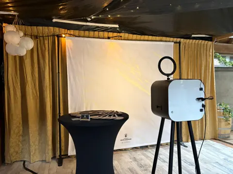 Photoboothopstelling met een feestelijke backdrop