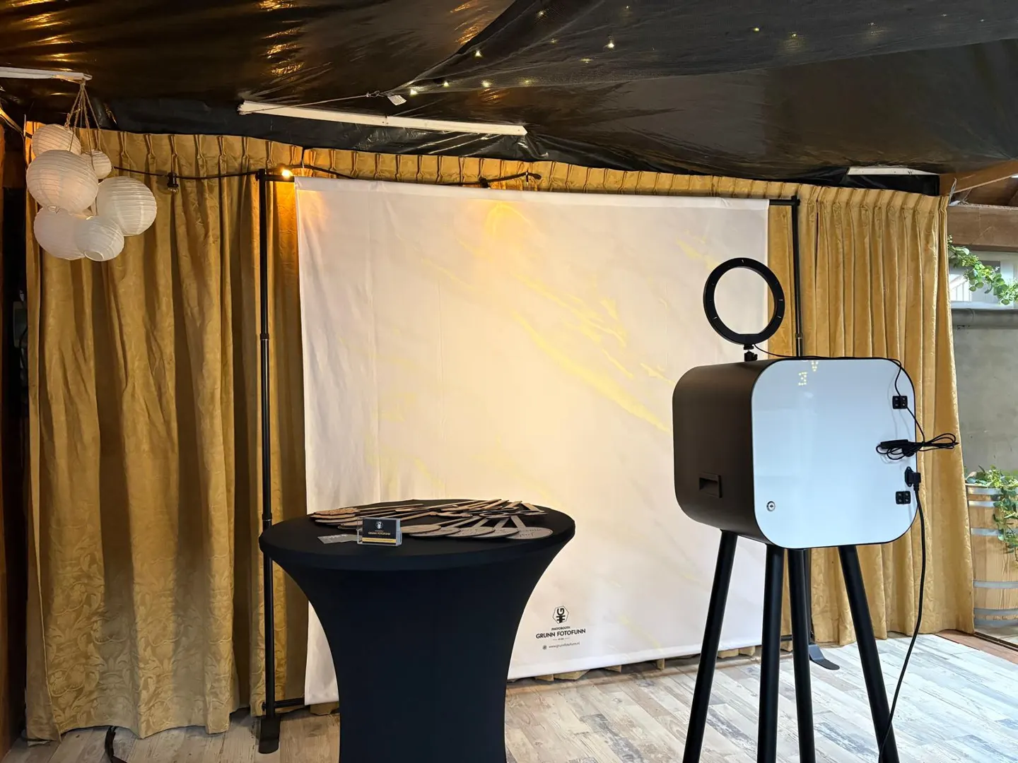 Photoboothopstelling met een feestelijke backdrop