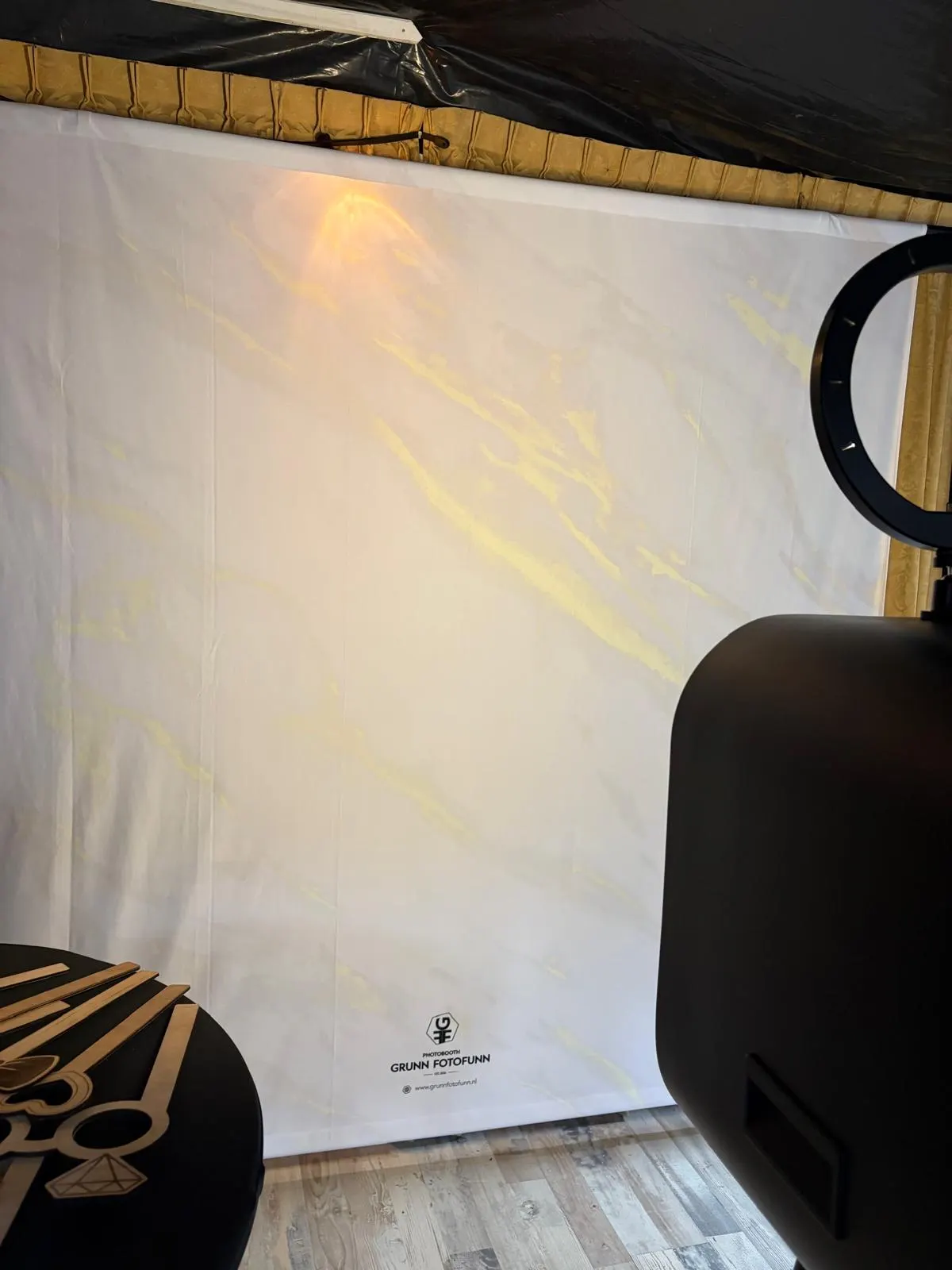 Photoboothopstelling met een feestelijke backdrop