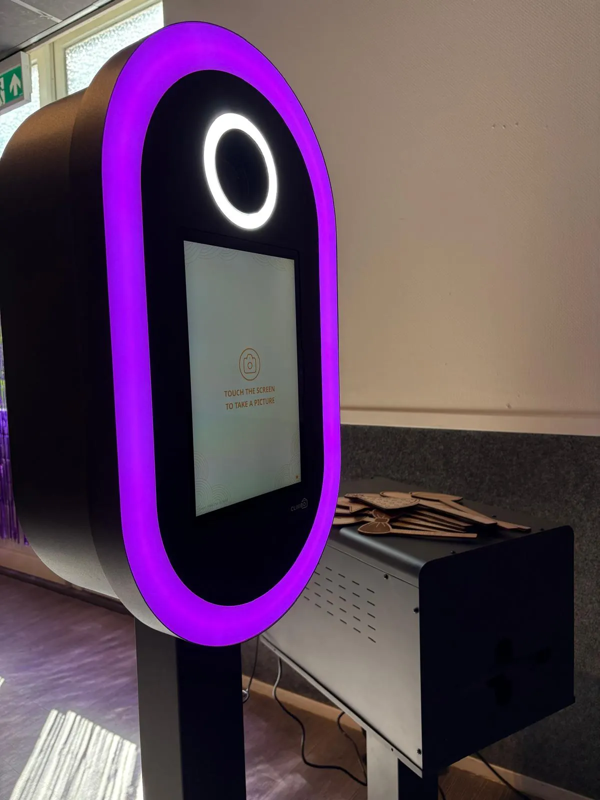 Staande photobooth met ringverlichting op een evenement