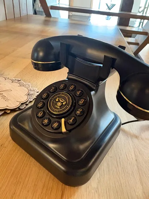 Zwarte vintage telefoon als audio-gastenboek