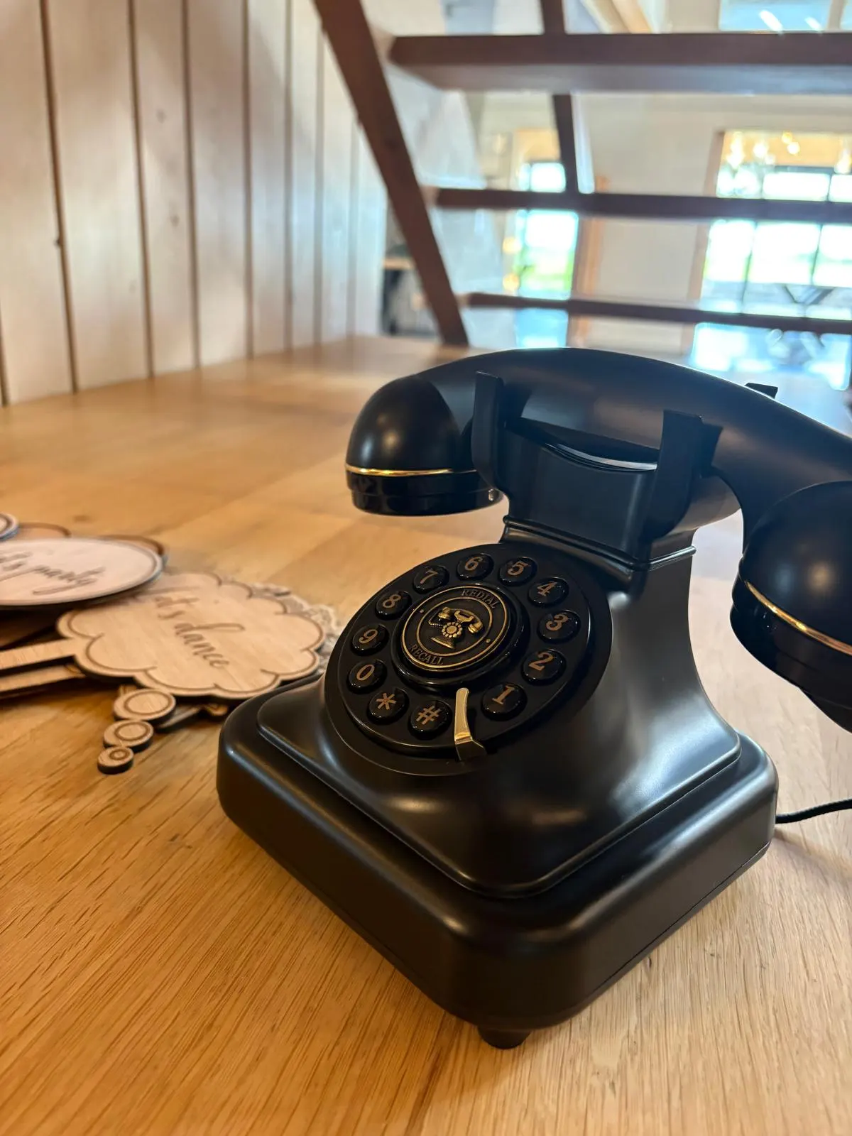 Zwarte vintage telefoon als audio-gastenboek