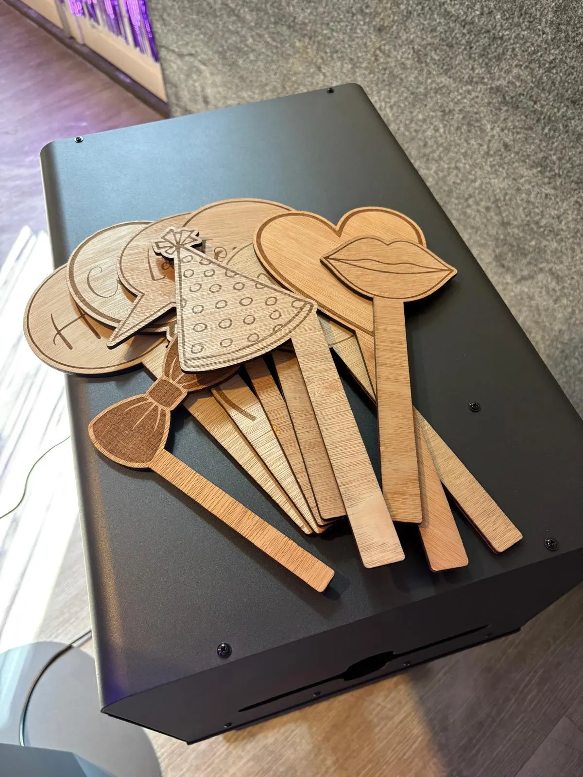 Houten props om mee te poseren bij de photobooth