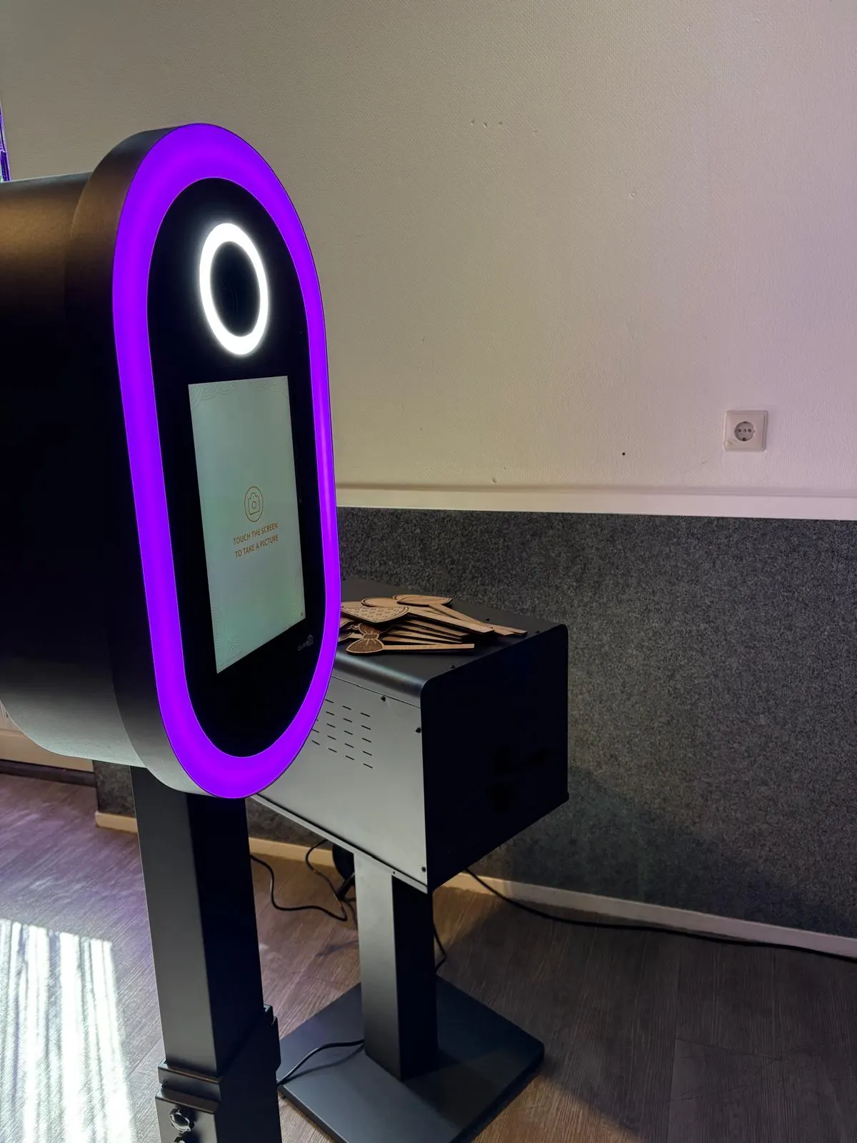Staande photobooth met ringverlichting op een evenement